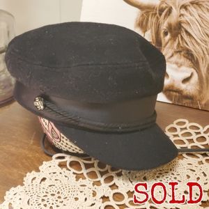  Felt beret hat with a short brim